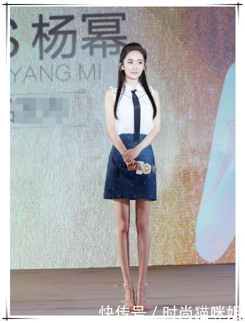 21岁关晓彤与32岁杨幂同穿牛仔裙，竟一个青春校花，一个邋遢阿姨