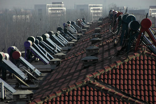  装在屋顶■农村“红极一时”的太阳能，如今咋用的人少了，农民