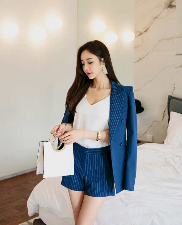 女神孙允珠，花饰藤条蓝玛瑙流线波痕西装