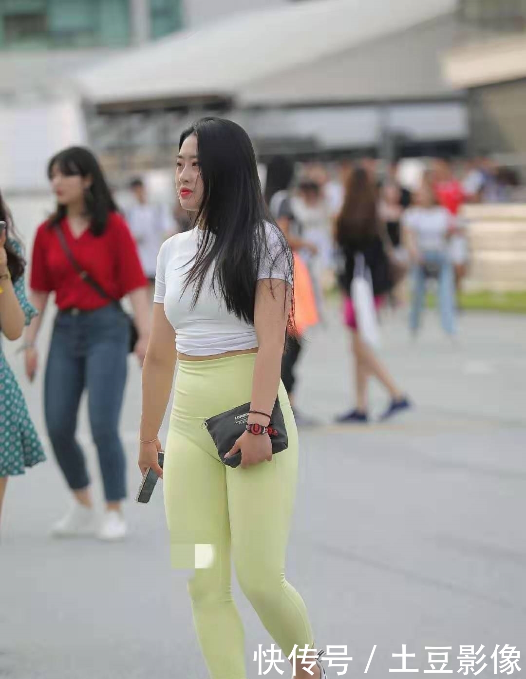 美女■很有肉感的美女近200斤,全身没有赘肉,被称为气质女神!