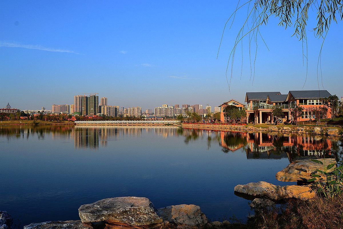  我国■我国中部“一哥”城市之争，武汉、长沙、郑州，谁最先获