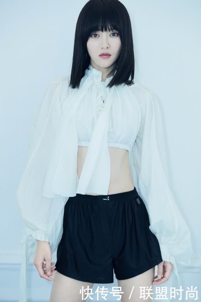 唐嫣太疯狂了！上衣穿到露肋骨，短裤提到大腿根，瘦得堪比郑爽