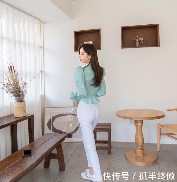  气质：孙允珠白色紧身休闲裤，时尚甜美气质出众