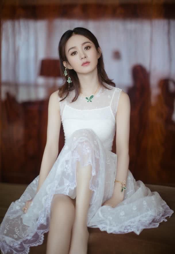 赵丽颖出席活动，一张娃娃脸，和蕾丝裙一起，真是最佳搭配!