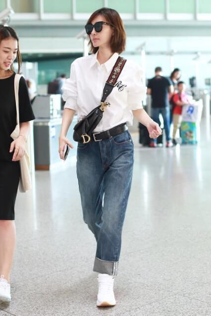 王丽坤白衬牛仔裤，却带了条像10年前的皮带，网友:林更新好眼光