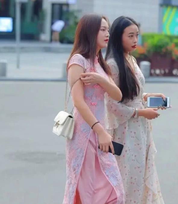 『气质』街拍:环肥燕瘦的美女,一件黑色背心配卡其色短裤,时尚清爽气质