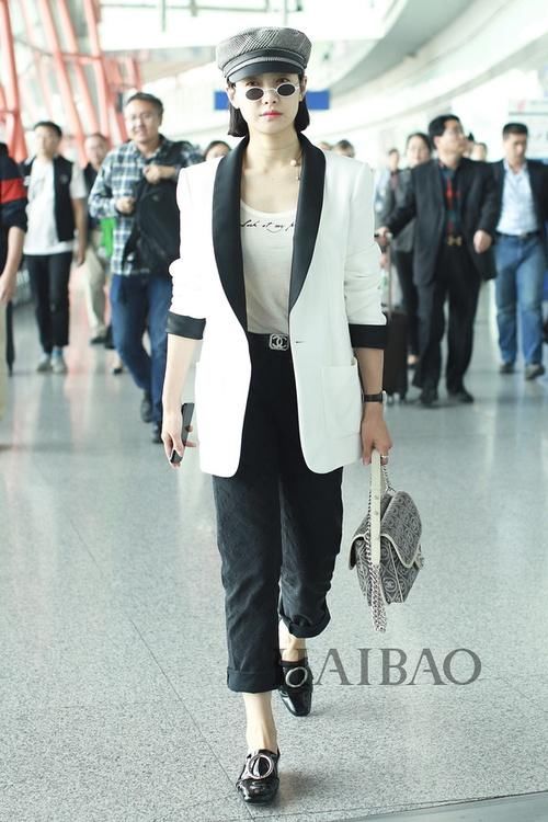 37岁朱丹现身机场认不出，身形发福素颜憔悴，相比下吴昕顺眼多了