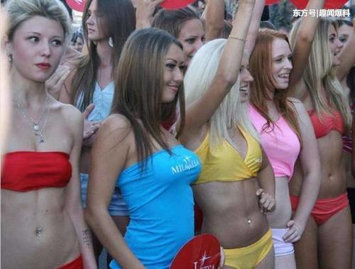 乌克兰美女穿着比基尼在街头游行, 只为自己能早日嫁出去