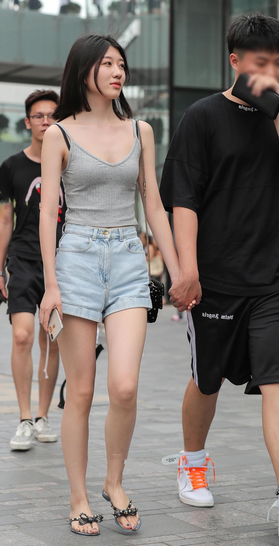 气质小姐姐热裤分分钟秀出好身材，依偎在男友怀里很是甜蜜