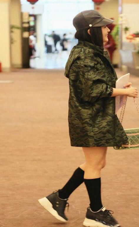 47岁杨钰莹厉害!甩掉高跟鞋 小短腿肌肉抢镜,网友:清纯不再!