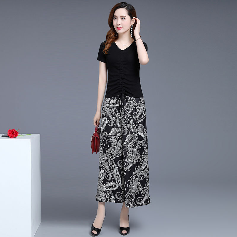 新流行一种“显高套装”，特适合矮个子女人，显高更有范