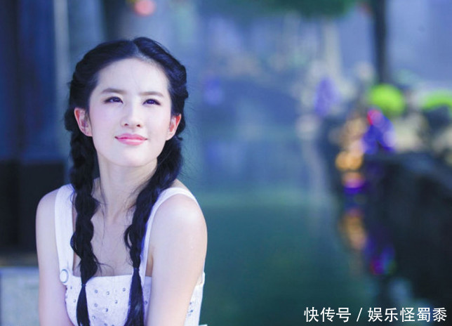 刘亦菲越来越敢穿，镂空透视上衣穿出“蚊帐”即视感，网友：真想