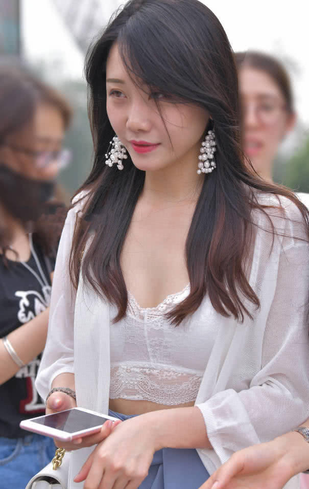 小姐姐吊带文胸装出门,再加上这样高挑的身材,那简直就是完美
