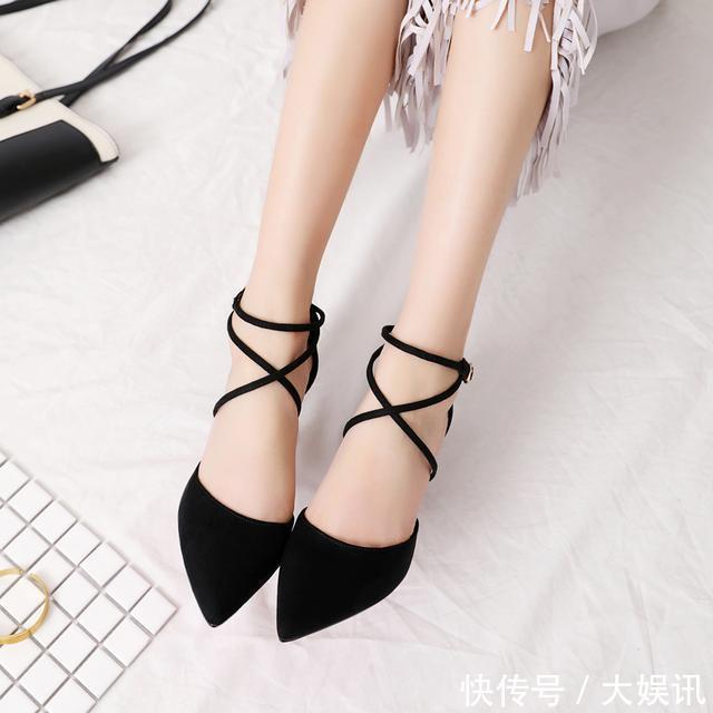 美脚搭美鞋，细高跟鞋，穿出的是动人气质