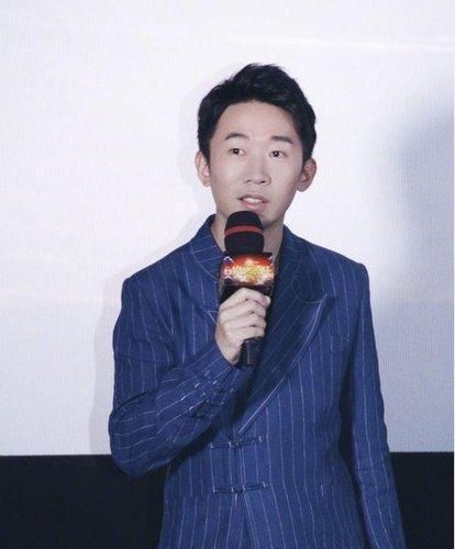  『谢娜』曾因长得丑上台领奖被拒，今年却登上春晚舞台，杨迪是怎么红的？