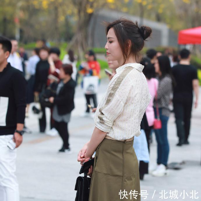 功劳|过了三十岁,还能穿的这么气质,白色衬衫的功劳可不小