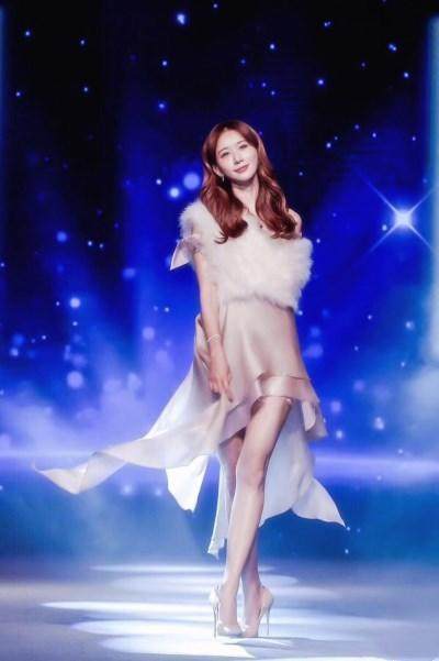 林志玲这身材太恨人! 裙子完全盖不住, 网友: 旁边高晓松都吓跑了