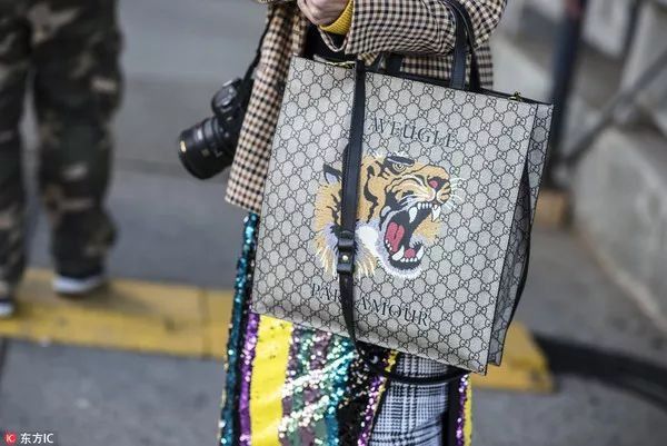 带喵星人出门还是汪星人呢?今年最流行的包包是它们!