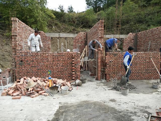  房盖■重庆刘先生回乡建洋楼，光挖机费就花了2万多，这房盖的有