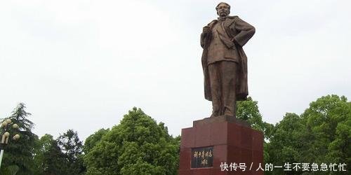 王光美墓，褐白两色大理石组成无字墓碑，与刘少奇铜像遥遥相望