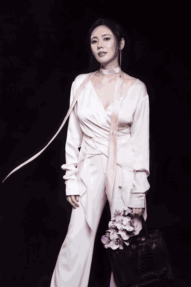 38岁秋瓷炫穿开叉长裙现身, 性感又美艳, 网友直呼: 厉害了于晓光