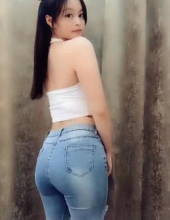 牛仔裤任意百搭怎么搭配都好看，能穿出每个人不同的时尚元素