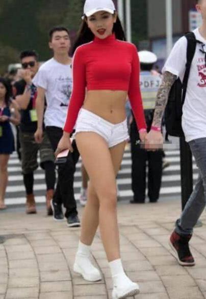 街拍:图3露脐超短裤好清凉,图4似乎误会了什么,你最中意谁?