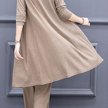 9月出游，穿裙不方便!45岁老婆试试这，时髦套装，年轻15岁