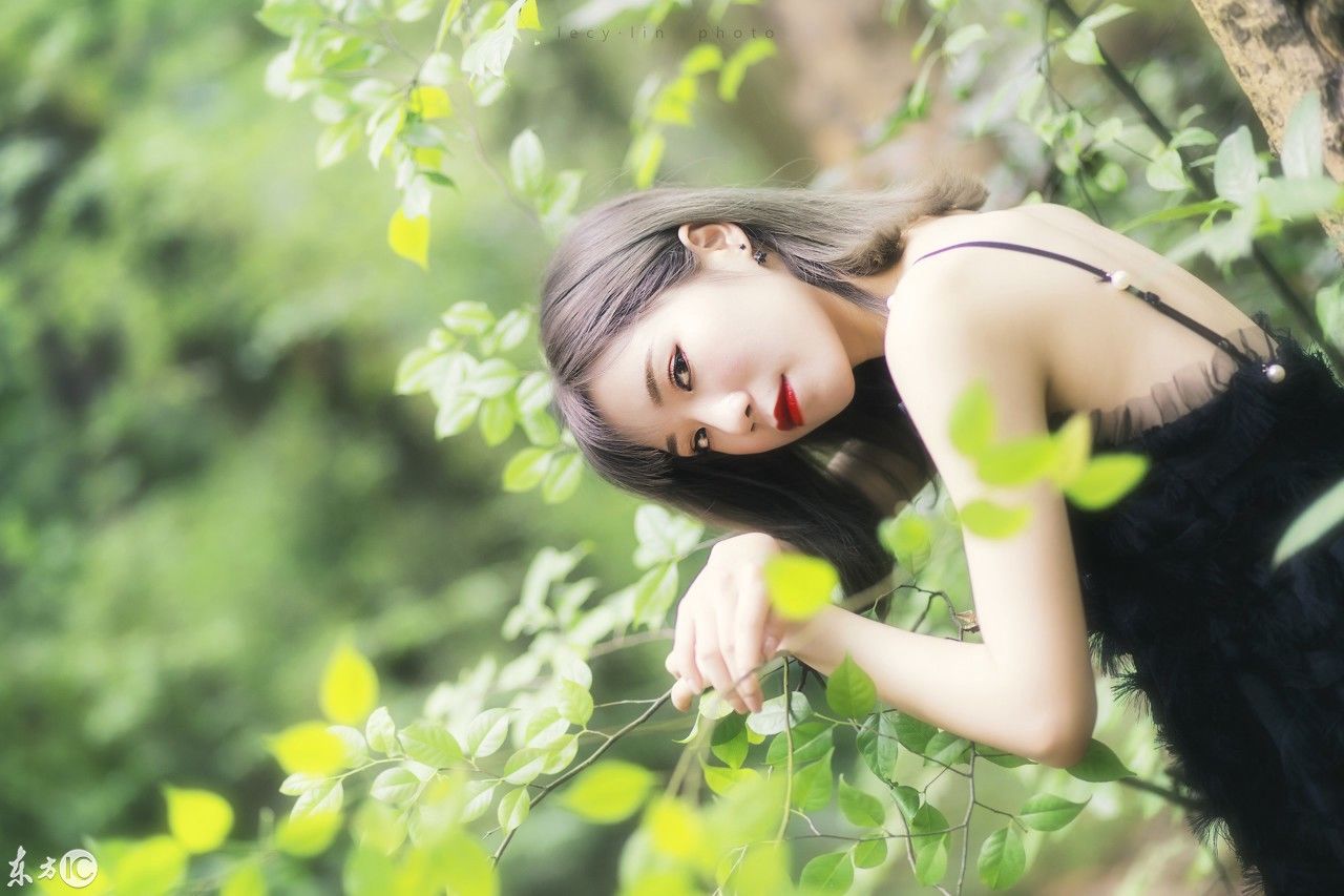 一组森林里的写真照片:田园小清新的感觉，风景美人更美!