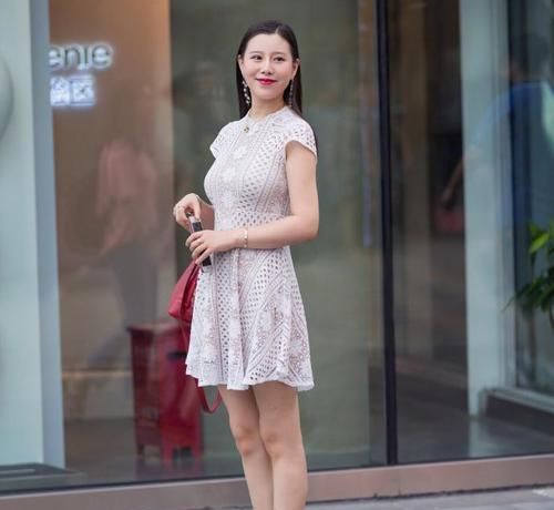 『蕾丝』街拍:小姐姐白色短袖蕾丝连衣裙,很简单的款式,纯洁浪漫视觉感