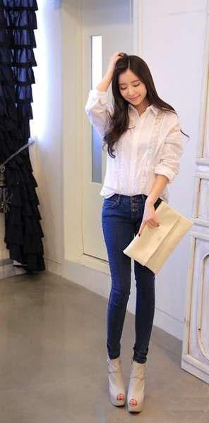 街拍:小姐姐紧身牛仔裤上街，成熟、优雅显瘦