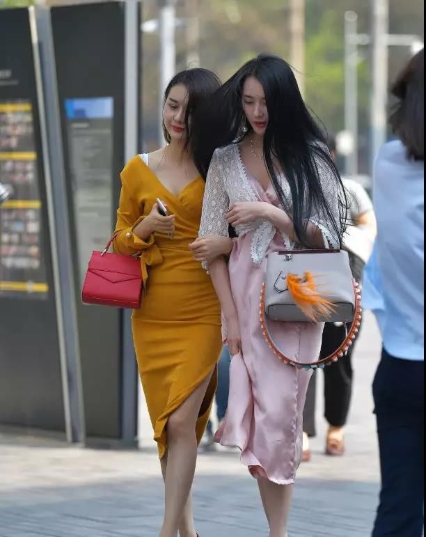 街拍路人，黄色裙子和粉色裙子的穿搭对比，很明显粉色裙子更抢眼