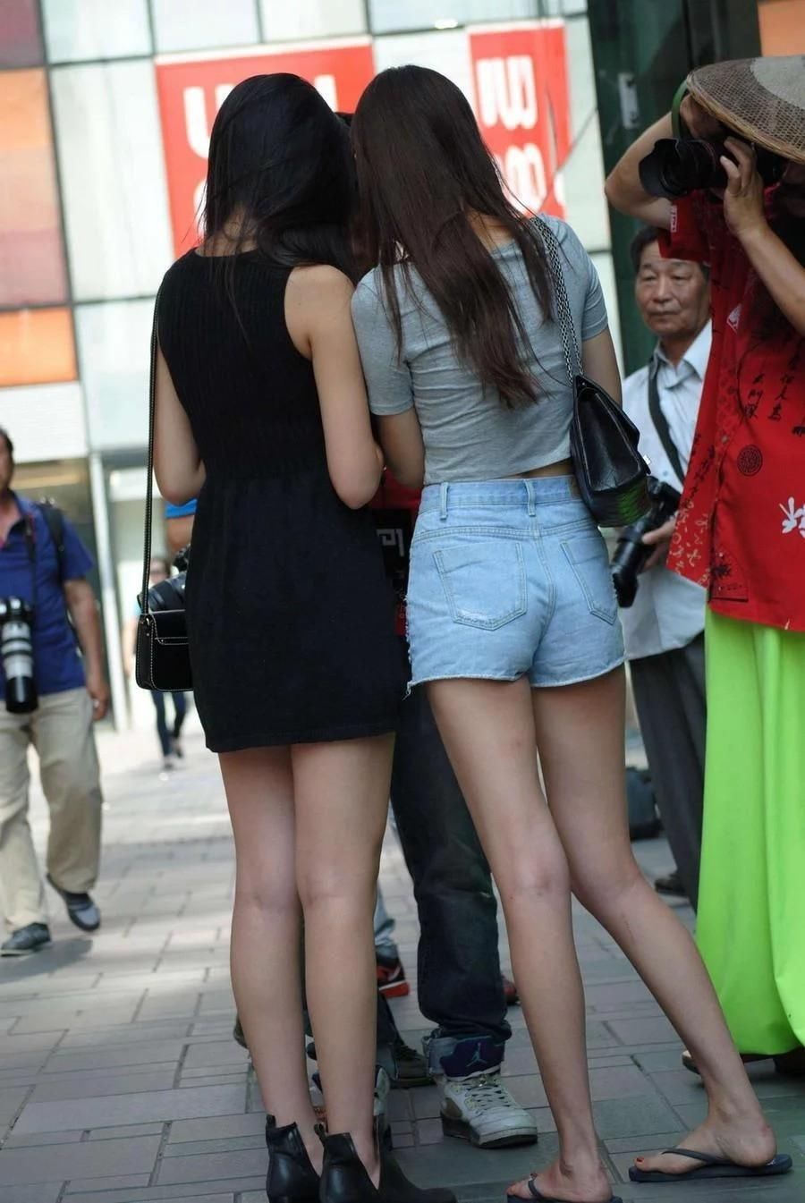 街拍靓丽高挑美腿美胸女孩