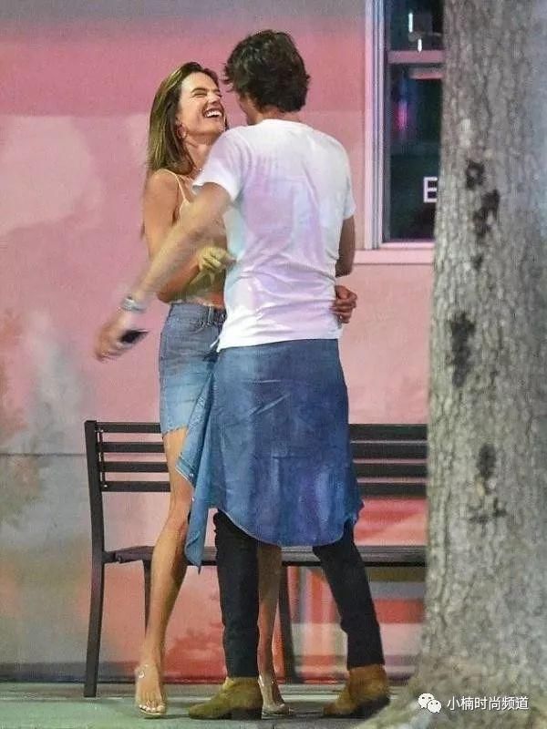 挥别旧恋情！超模AA最新街拍情侣装甜笑拥吻CEO新男友！