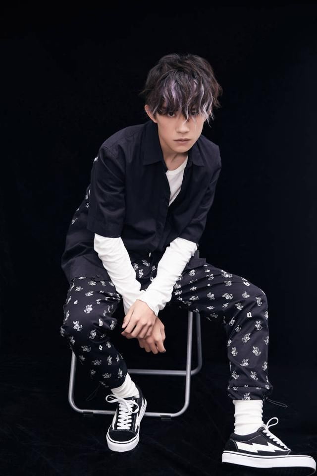 易烊千玺厉害，不仅长袖套短袖，还穿“花裤子”，居然一点不丑！
