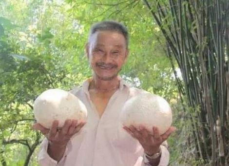 大叔捡两个“白馒头”：竟高价卖出
