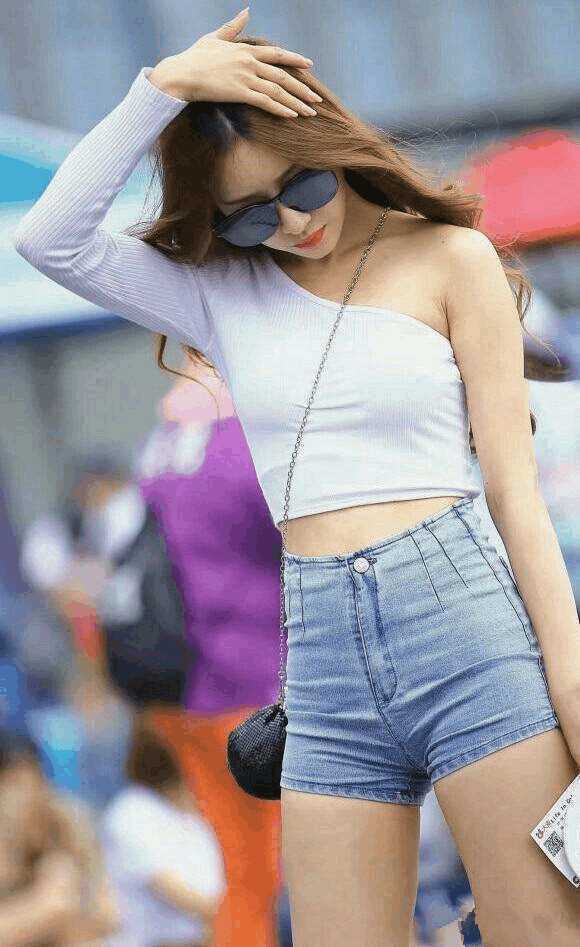 街拍:气质女神的贴身运动装, 和肉感女神的打底裤,哪个好看?