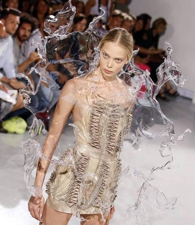  『大赛』时尚界迷之设计大赛！背上绑张床走秀，拎包入住吗？