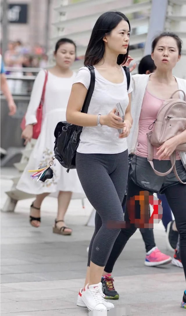 气质小姐姐T恤搭配紧身裤，秀出清新的气质和肉感十足的浑圆弧线