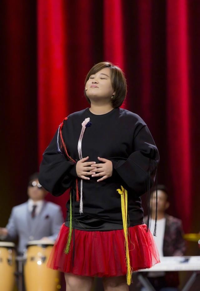 条纹:37岁贾玲真讨喜,穿运动装秀柔韧度惊艳,条纹袜却暴露一颗少女心