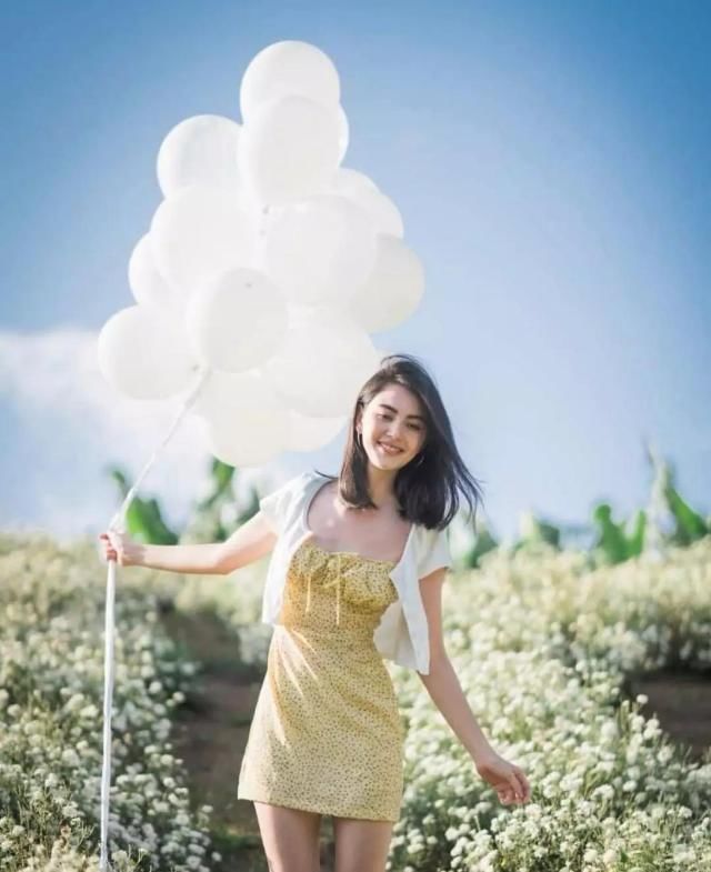  外套搭配@比“ 渣女裙 ”更经典的连衣裙，我给你们挑了30条