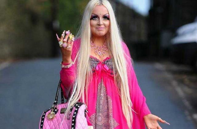 女孩自己变成芭比娃娃，每天化妆4小时，被侵害后的自暴自弃？