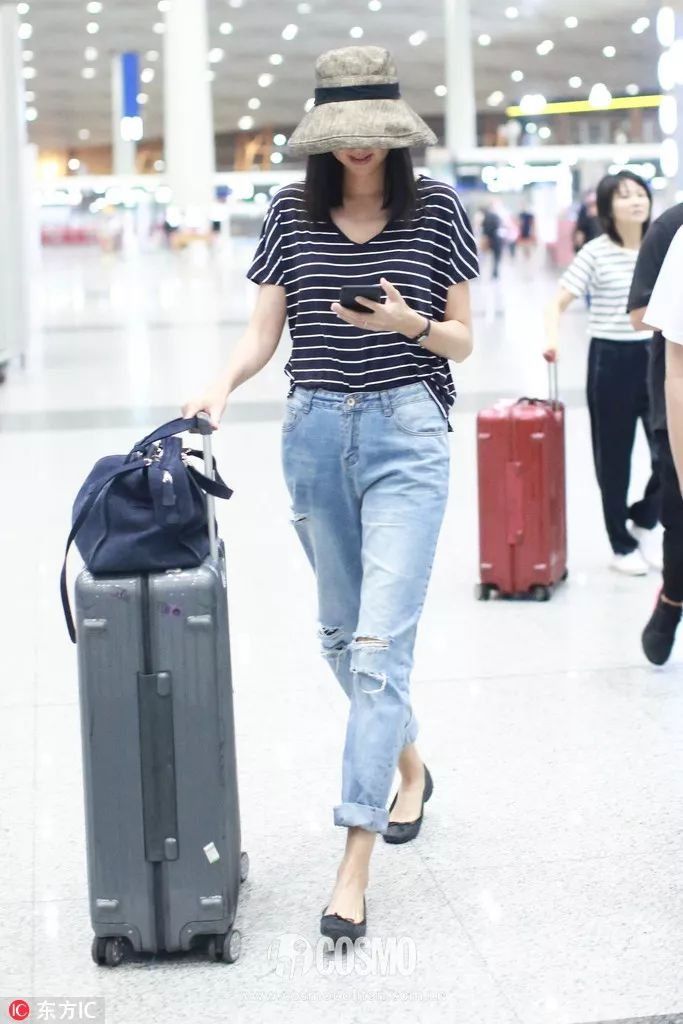 海魂衫要配上白牛仔才最有颜