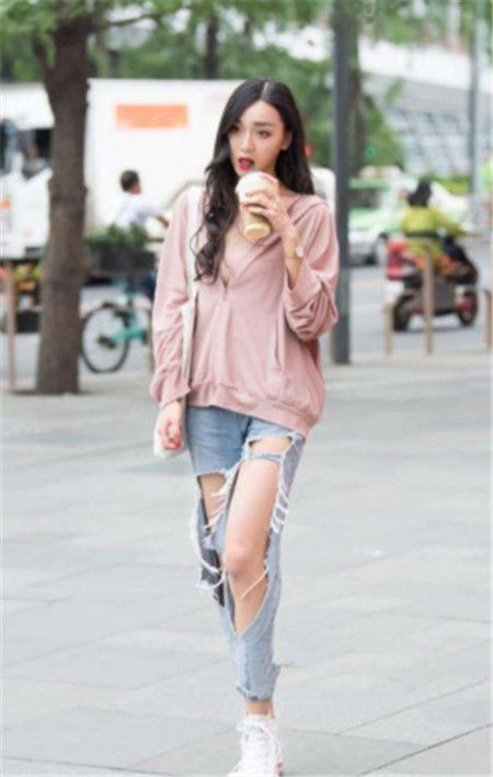 『波浪』街拍：波浪卷的长发小美女，破洞裤配小白鞋，简单又大方
