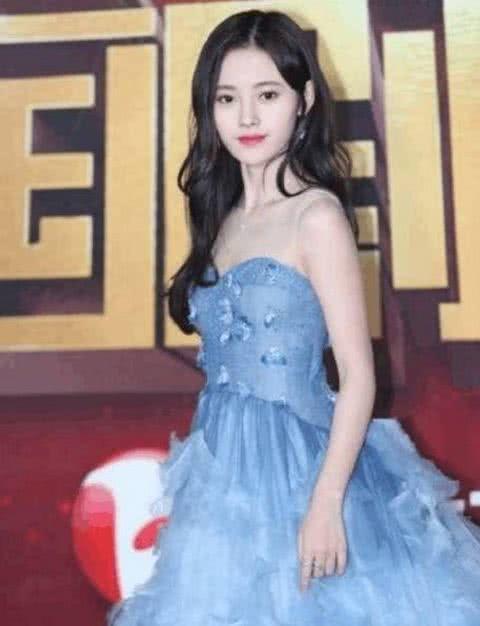 没鞠婧祎这体重就别穿紧身裙，像杨颖一样看到小肚腩就尴尬了