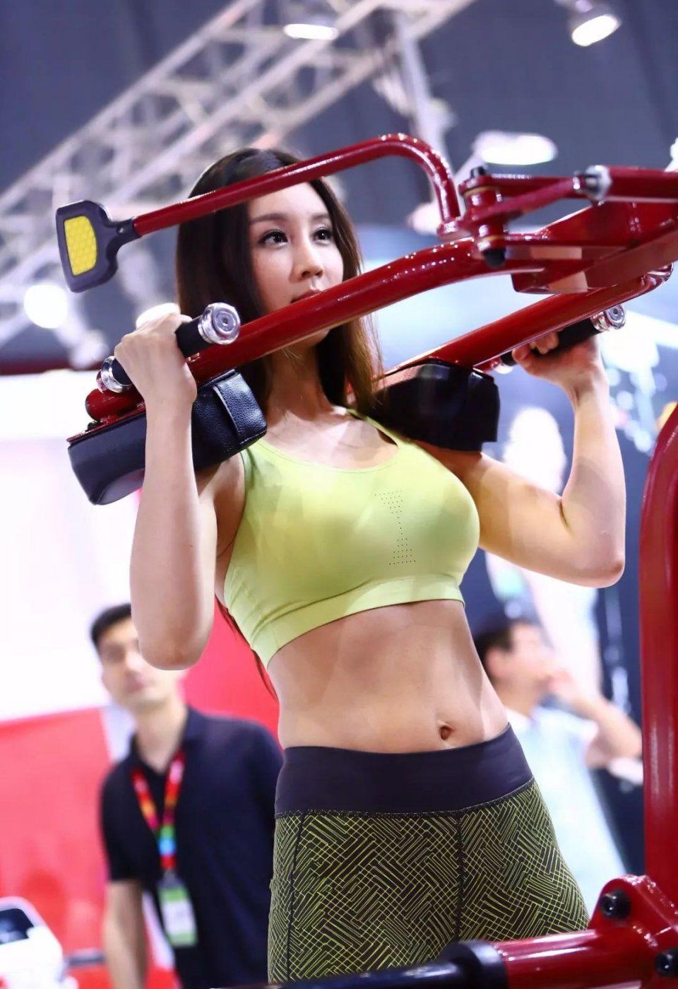 街拍:健身房才是美女集中营，不信你看!