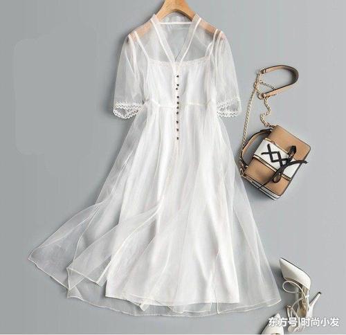 夏天穿吊带裙出街,清爽透气自在无边,你心动了吗?