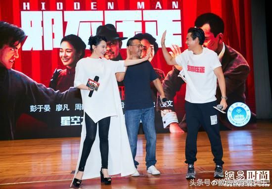 许晴年近50依旧风情万种 穿搭也是很有一套