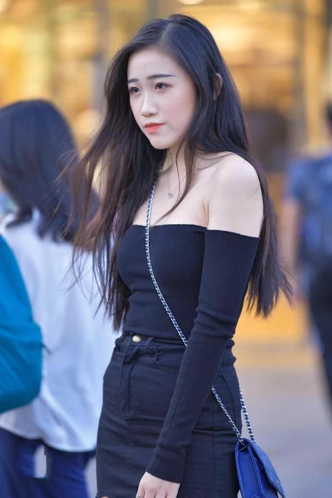 街拍：美女穿裸色连衣裙秀身材，网友：你确定不是穿了块抹布？