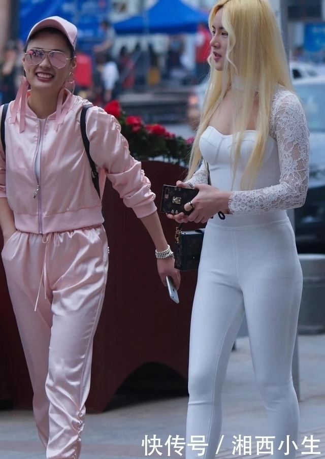 身材窈窕的长发美女,白色紧身裤的搭配,让身材的线条更优美!